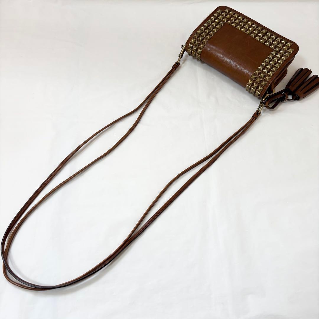 COACH・レザー ゴールドスタッズ ショルダーバッグ斜め掛け ブラウン系