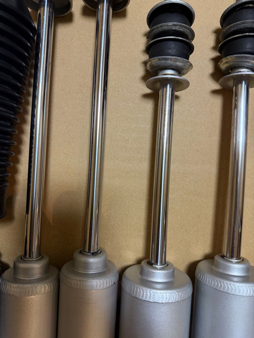 KYB カヤバ エクステージ ハイエース　4WD