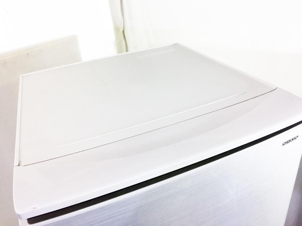 玄関前SHARP 167L 冷蔵庫【SJ-D17D-S】E4AO