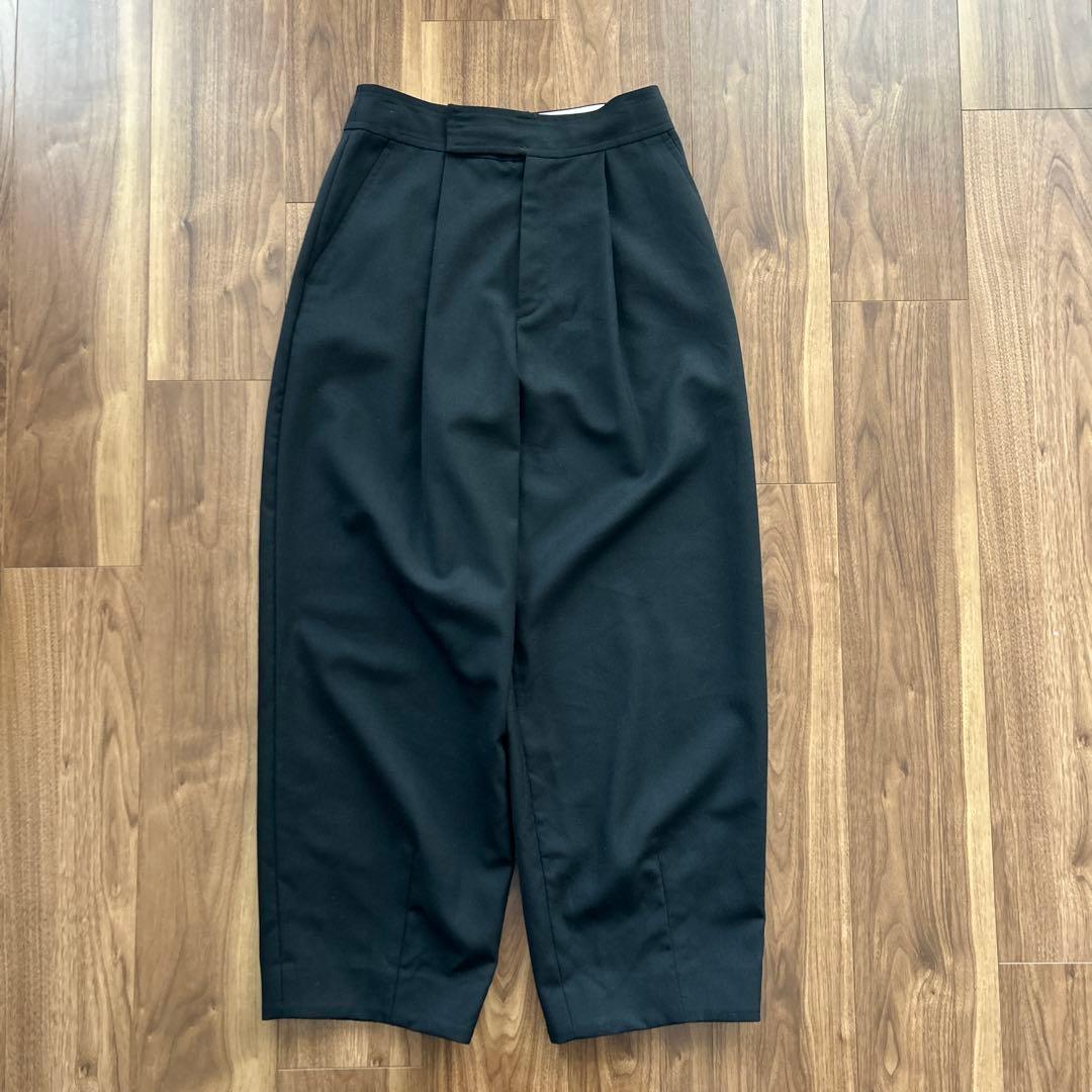 【LOHEN ローヘン】裾タックウールパンツ　ブラック