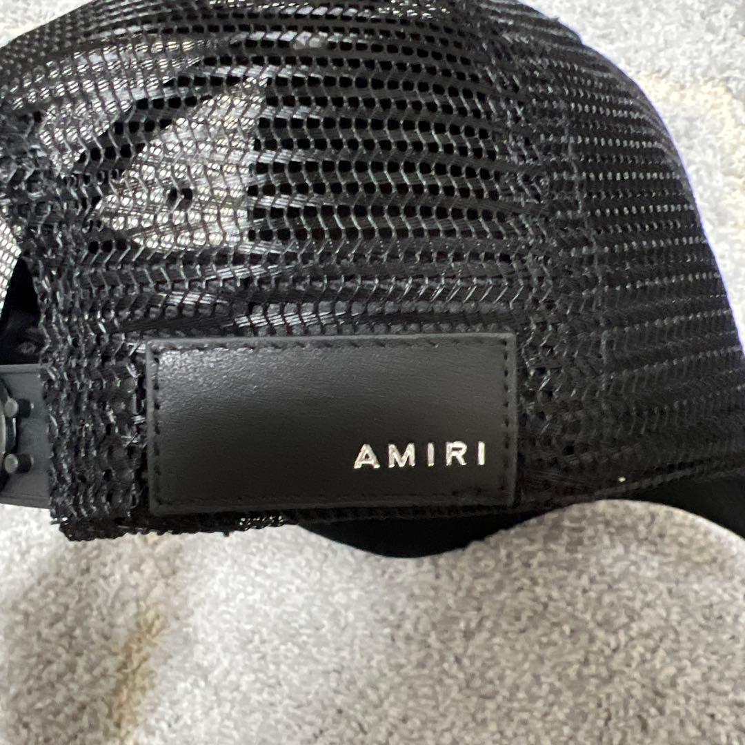 黒のトラッカーキャップ刺繍ロゴ