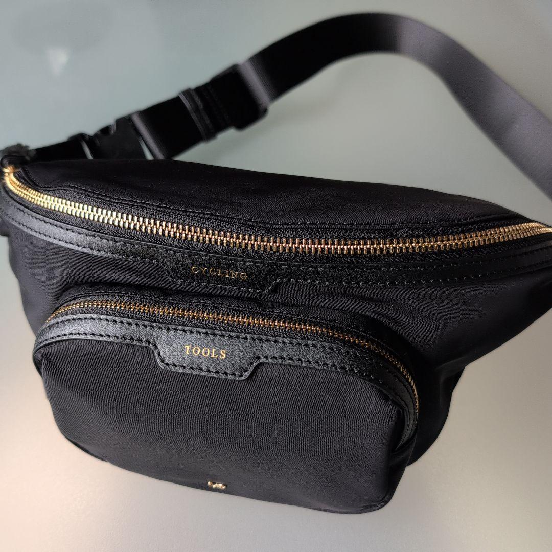 アニヤ・ハインドマーチ ブラック ボディバッグ