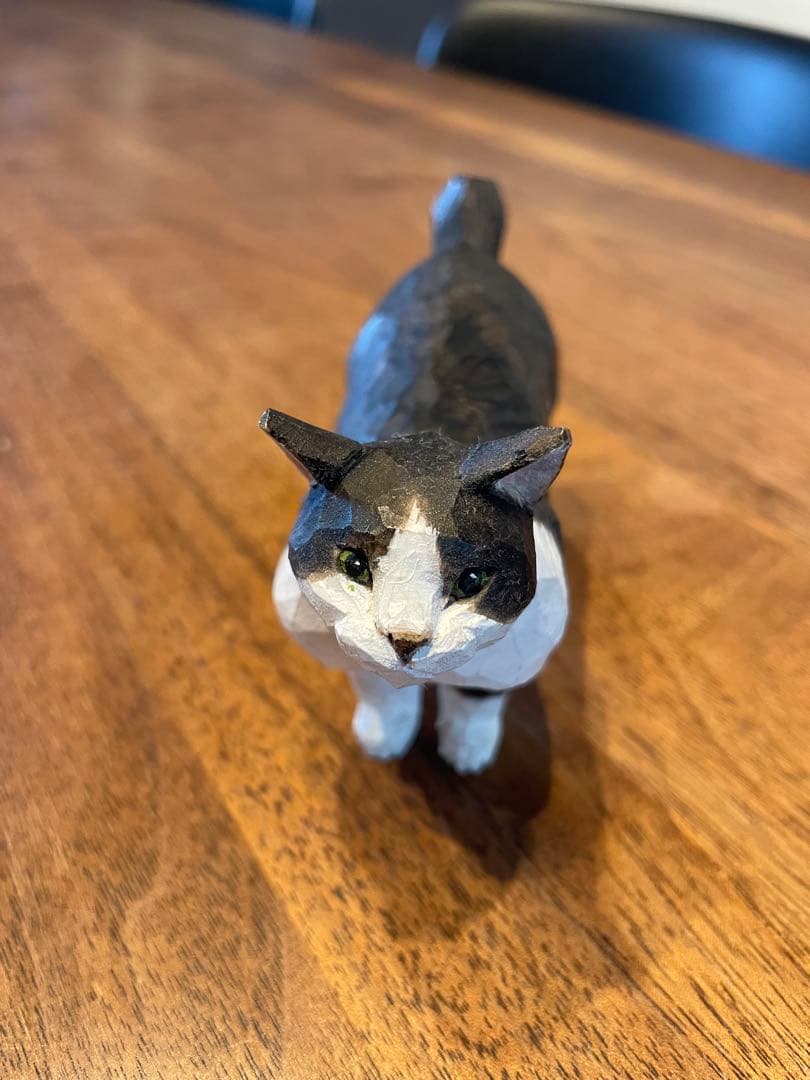 バンナイリョウジ　木彫猫　ブチ