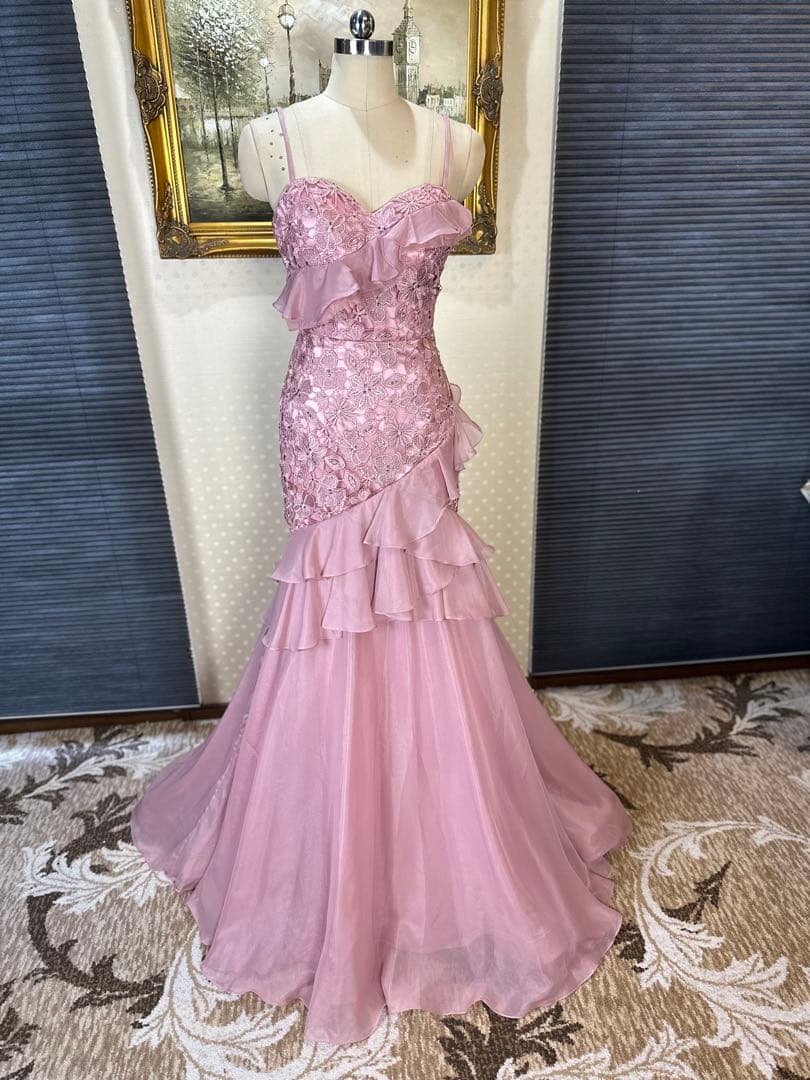 薄いピンクのフリルマーメイドドレス