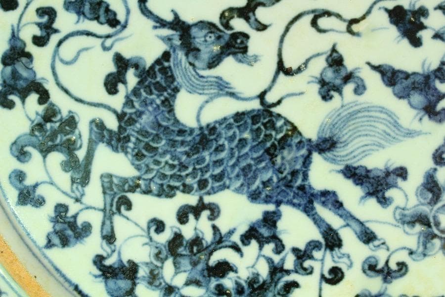 中国美術 青花 紅 纏枝蓮花麒麟鳳紋 皿(K-A836)