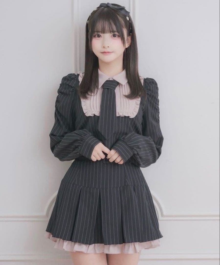 pium セットアップネクタイ付きスクエアフリル長袖トップス、ミニスカート