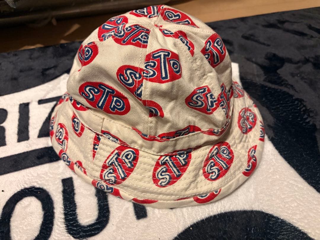 STPロゴ バケットハット ベージュ