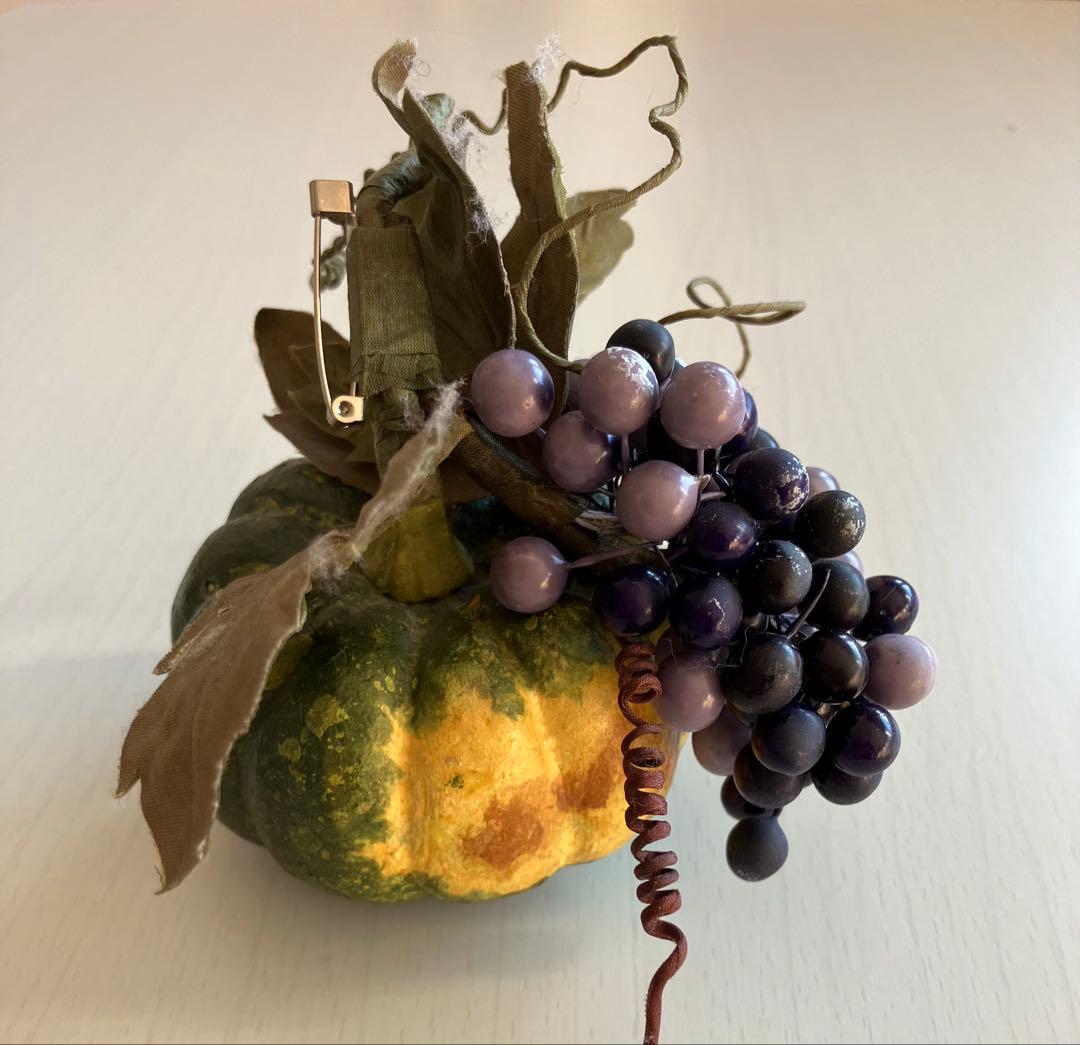 カネコイサオ 南瓜と葡萄のコサージュ