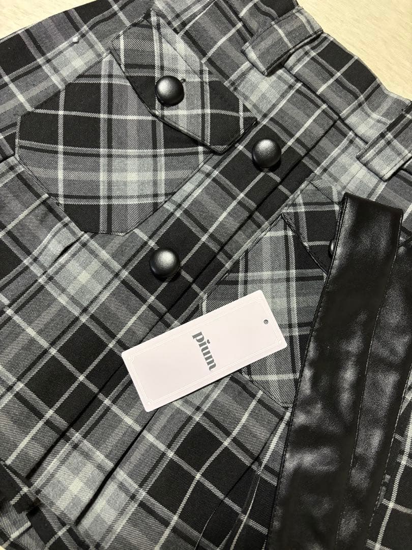 pium レザーベルトチェックプリーツミニスカート