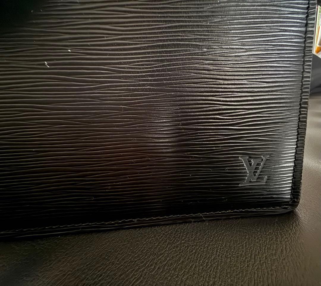Louis Vuitton エピレザー ブラックビジネスバッグ