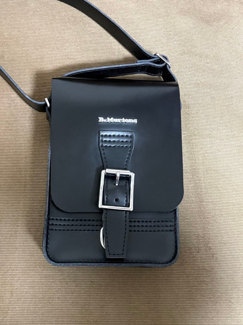 ［ほぼ未使用品］Dr. Martens ブラックショルダーバッグ