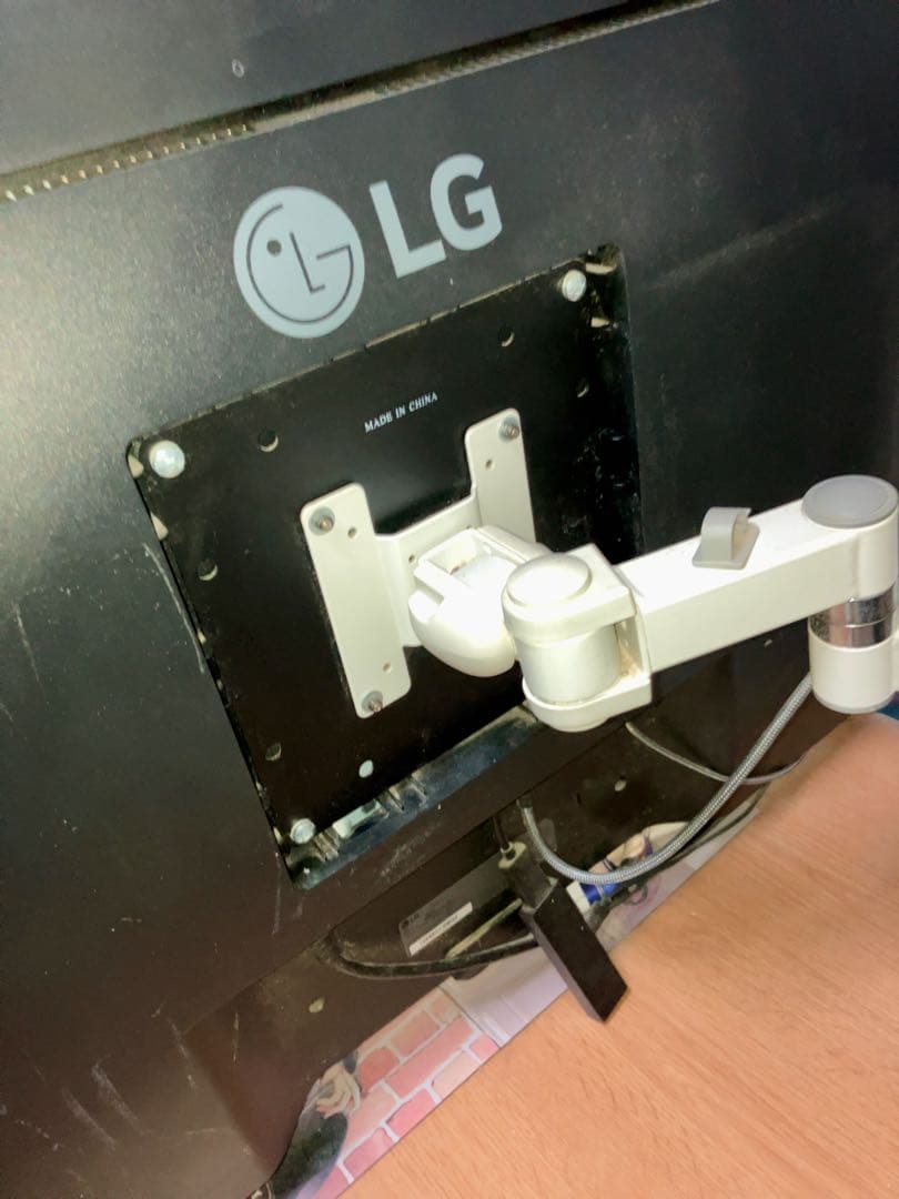 LG 43UN700 42.5インチモニター　中古　傷や汚れあり