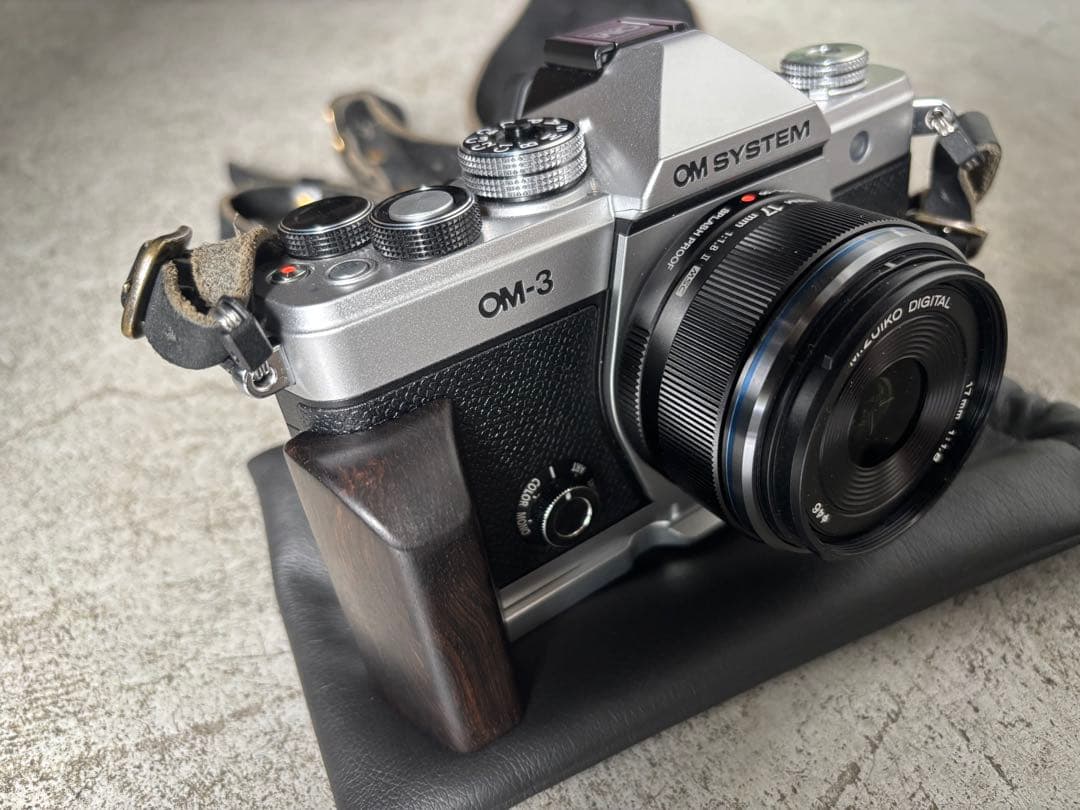 さ*こ様 カメラハンドグリップ　OM-3用