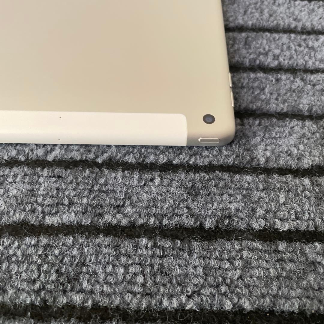 87 iPad 8世代 32GB SIMフリー シルバー