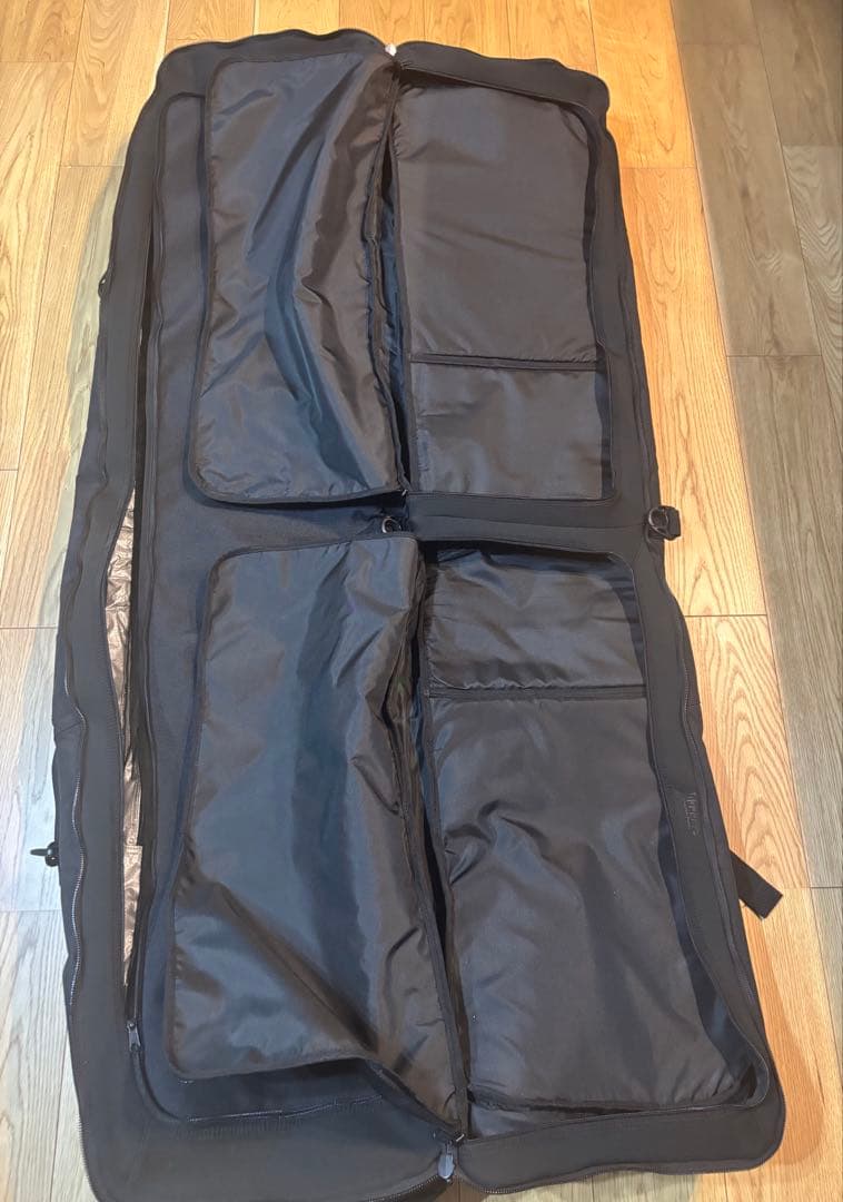 Burton ウィール付きスノーボードバッグ ブラック