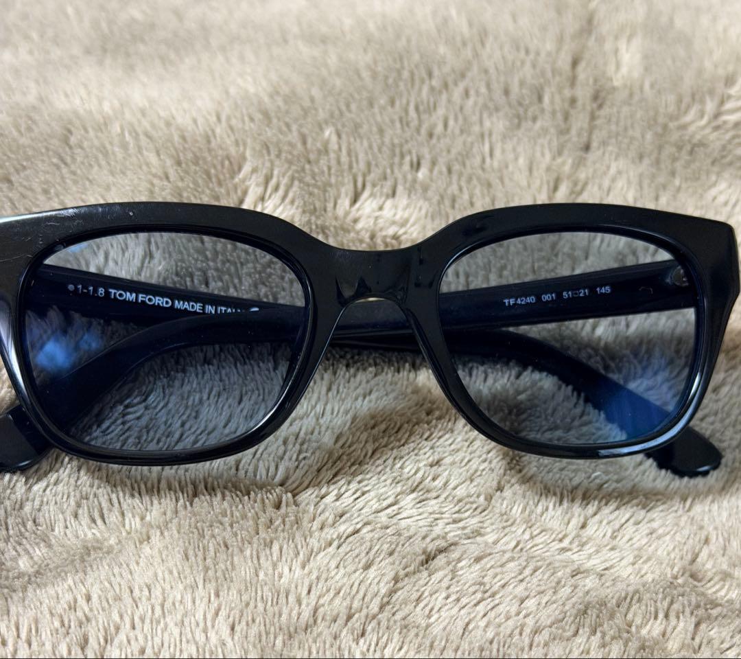 TOM FORD メガネ　サングラス　TF4240 001