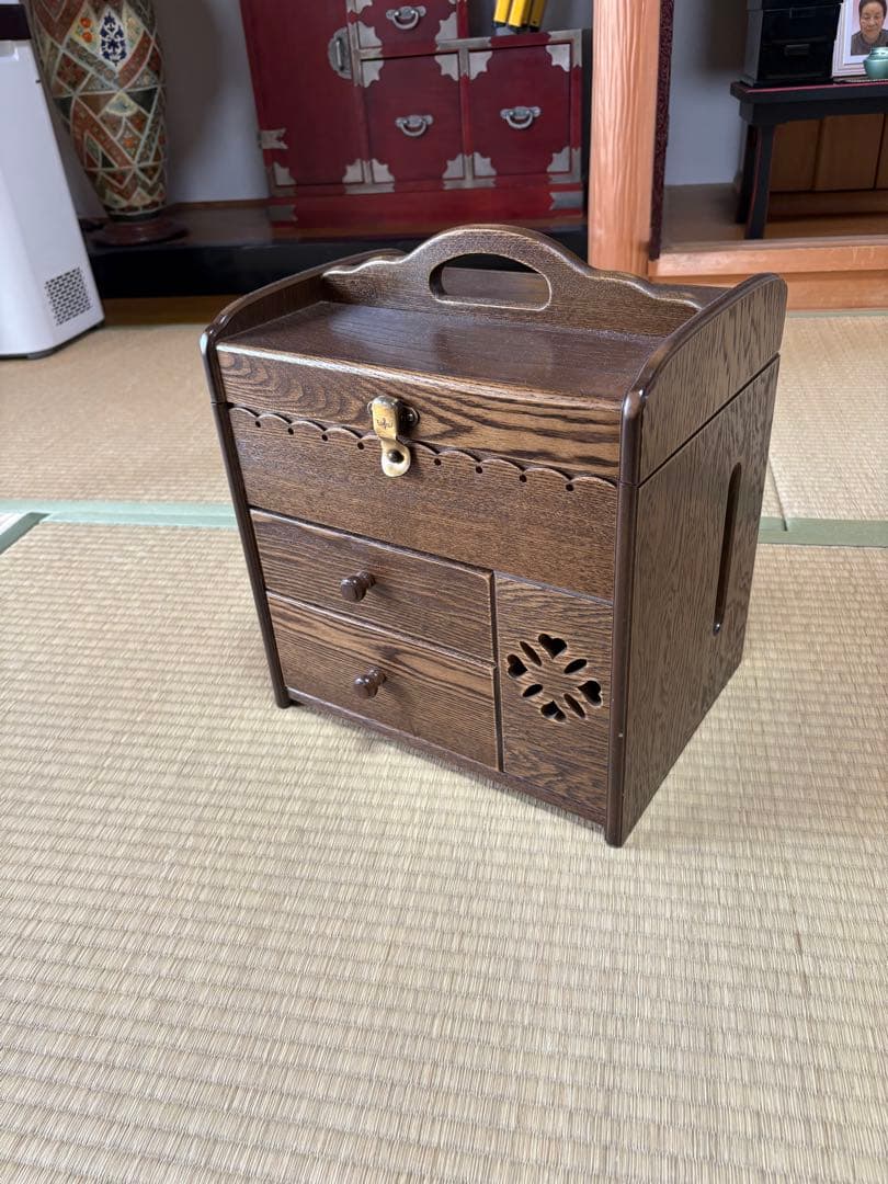 パリの雑貨屋　木製ドレッサー 収納付き