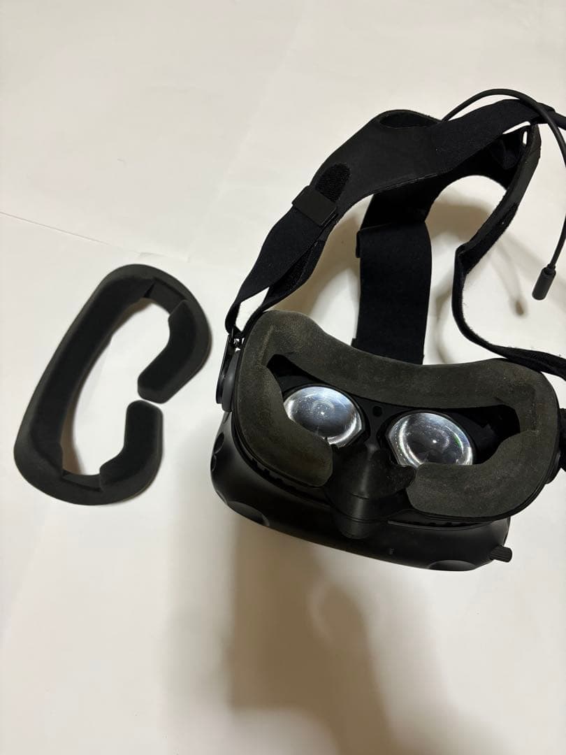 HTC VIVE VRヘッドセット 本体と付属品