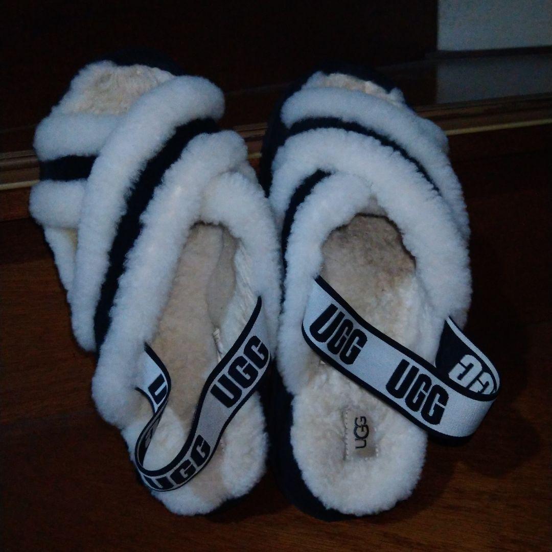 激レアUGGクロスストラップサンダル ブラック/ホワイト