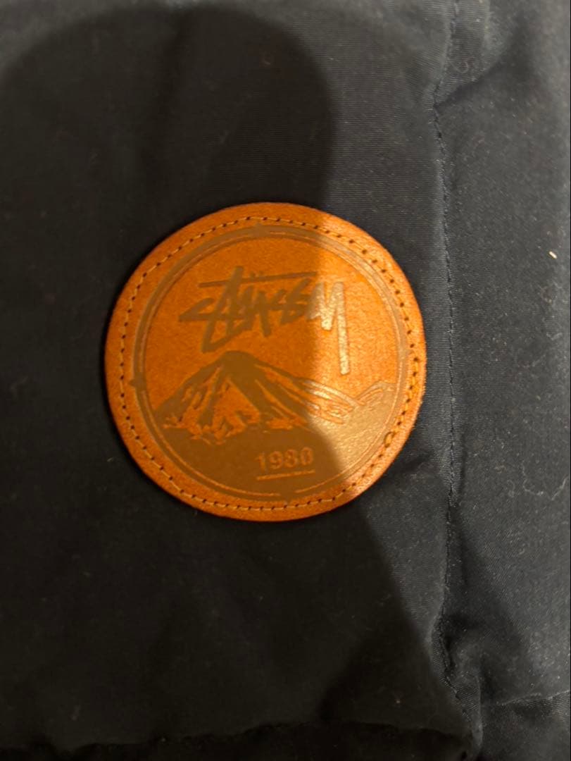 【週末値下げ】ステューシー（Stüssy）ダウンベスト ネイビー 風景柄