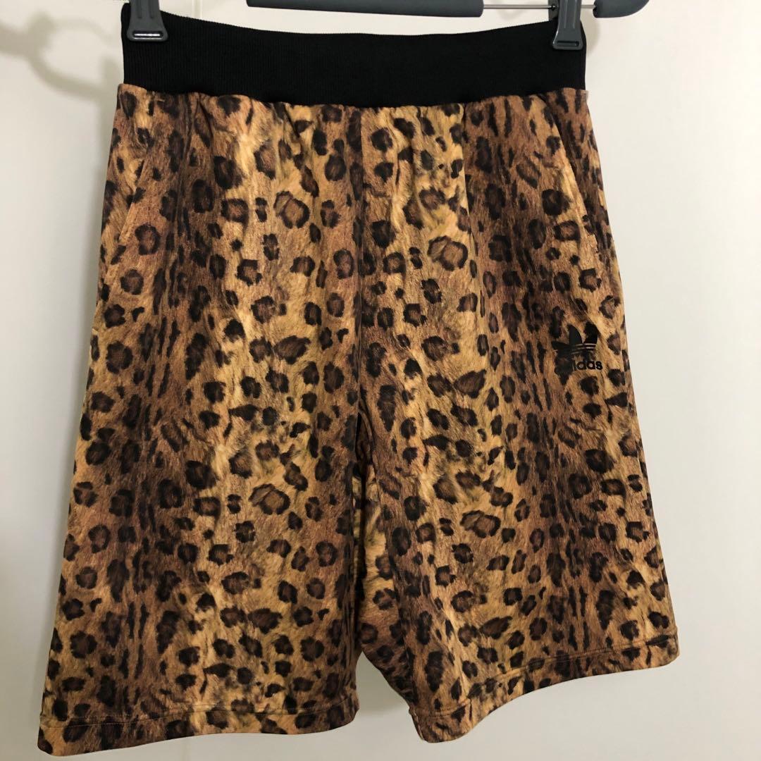 アディダスオリジナルス　レオパード柄ハーフパンツ