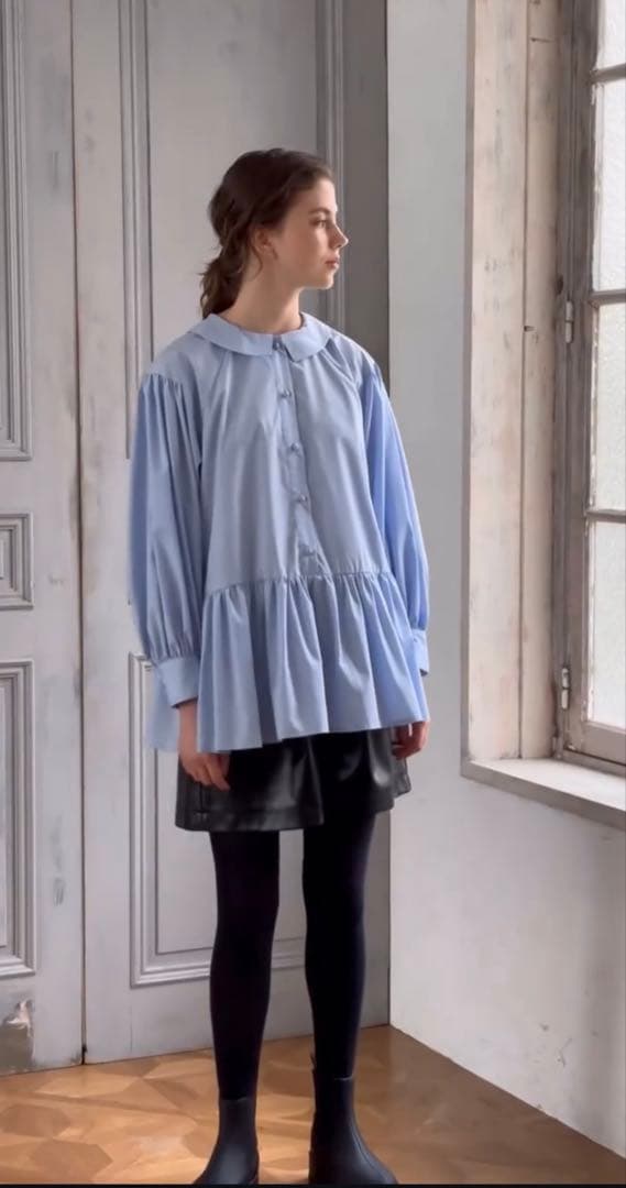 アンミヌ　ギャザーフレアブラウス（サックス）