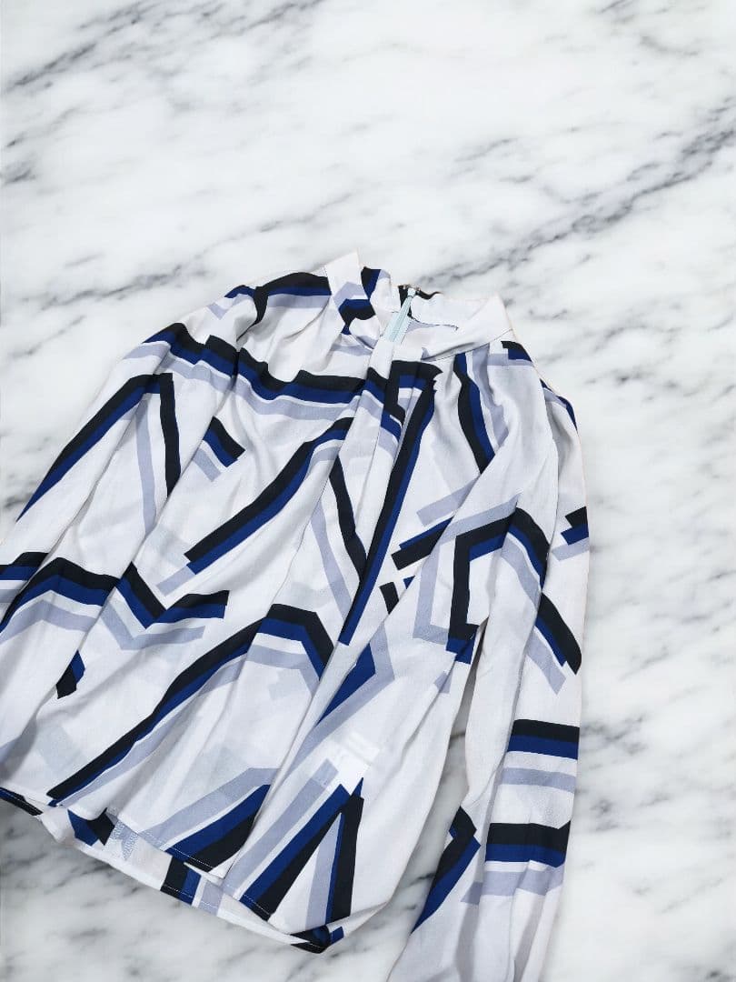 ピンキー＆ダイアン　ストライプジオメトリック変形スタンドブラウス ブルー 38