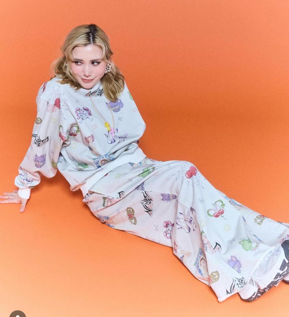 即完売品 仲里依紗 Re. アールイードット 手書きスウェットパンツ ホワイト