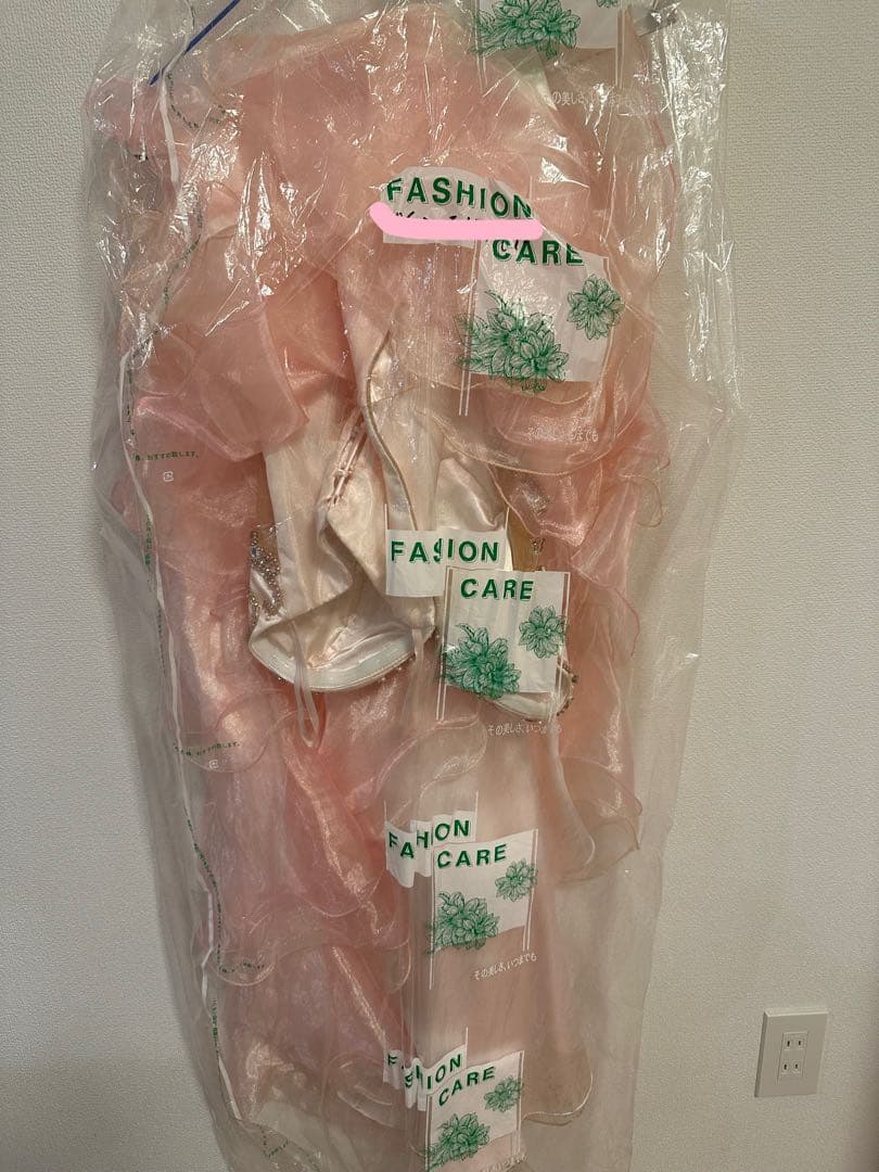 バースデードレスフリル付きピンクドレス