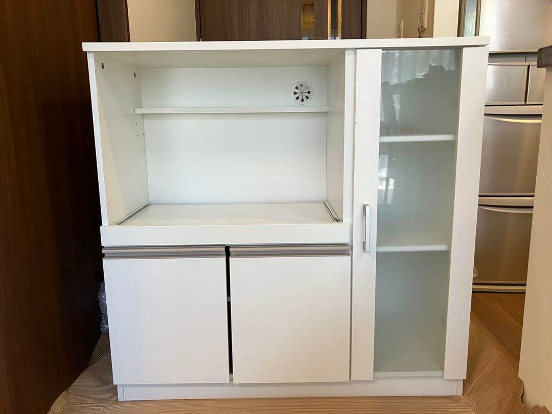 ホワイト食器棚 ガラス扉付き 中型