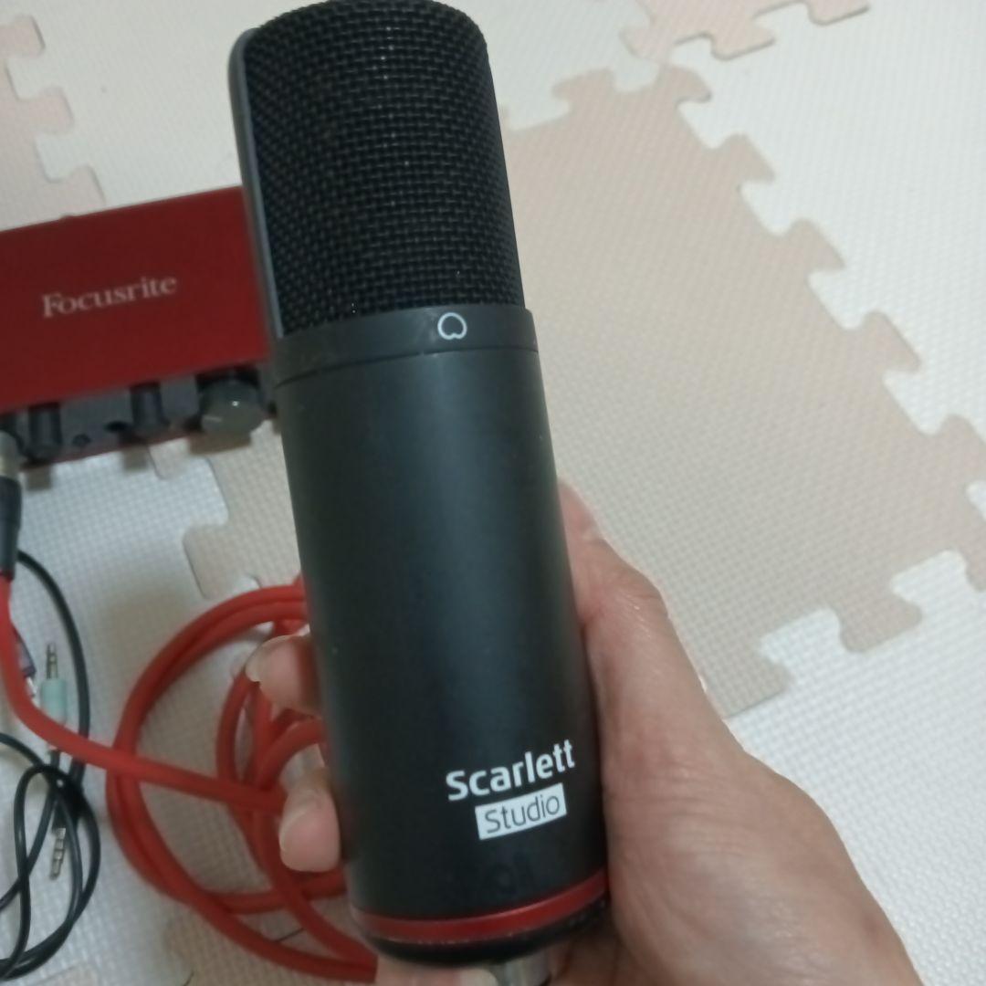 Focusrite Scarlett オーディオインターフェイス。