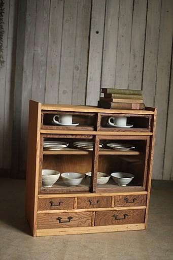 古い小ぶりな木枠のガラス戸棚×小引き出し5杯　食器棚　古家具　古民家