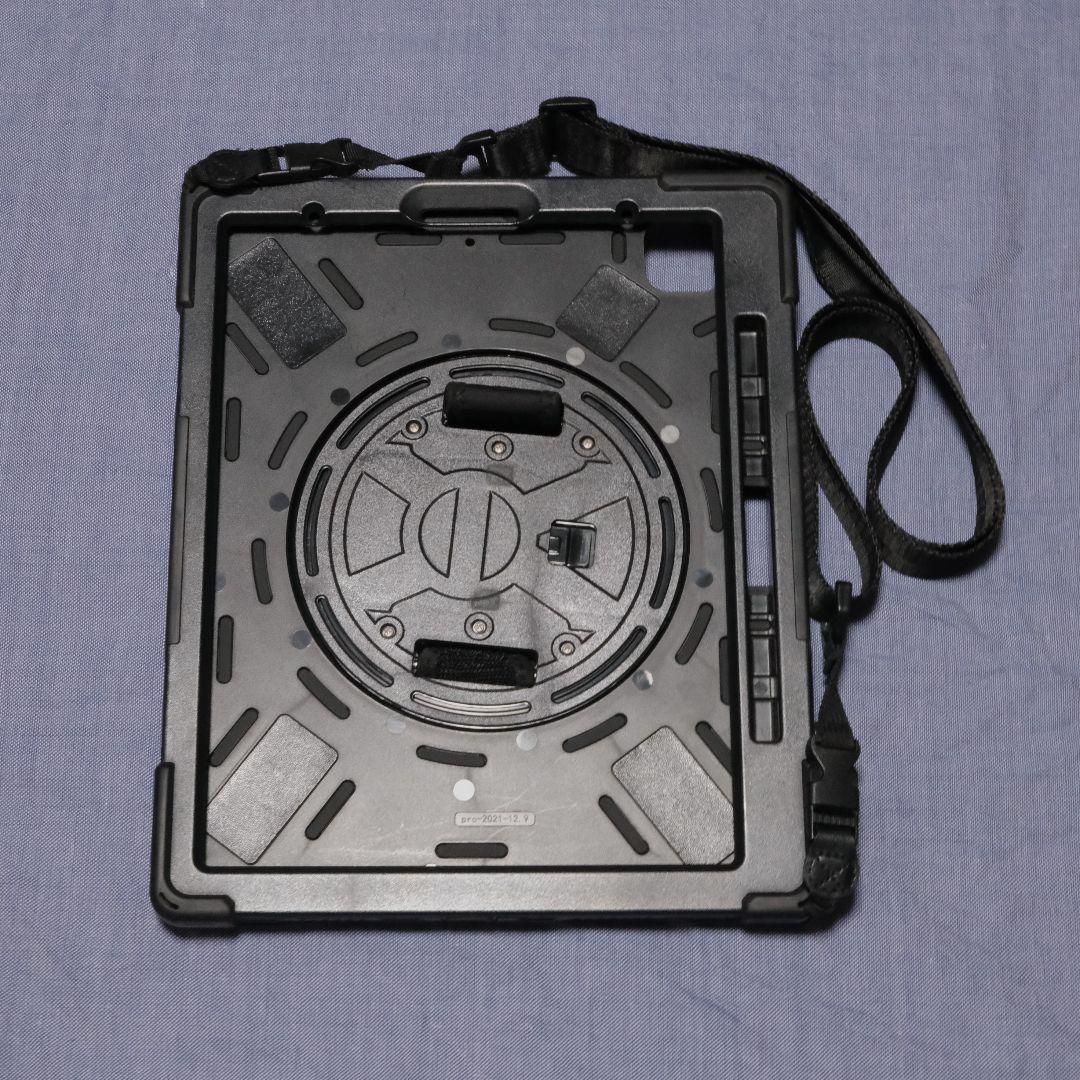 iPad Pro 12.9インチ 第4世代（白カバー、黒ケース付き）