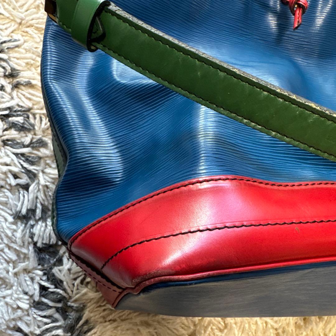 Louis Vuitton エピレザー バケットバッグ