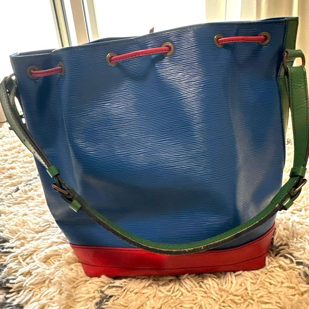 Louis Vuitton エピレザー バケットバッグ