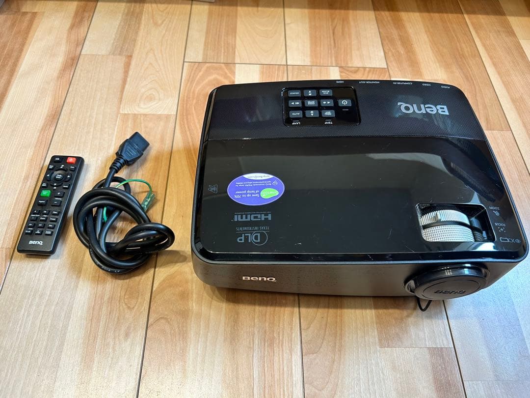 ★送料無料、動確済★使用少 BenQ プロジェクター 本体 HDMI接続　3D可