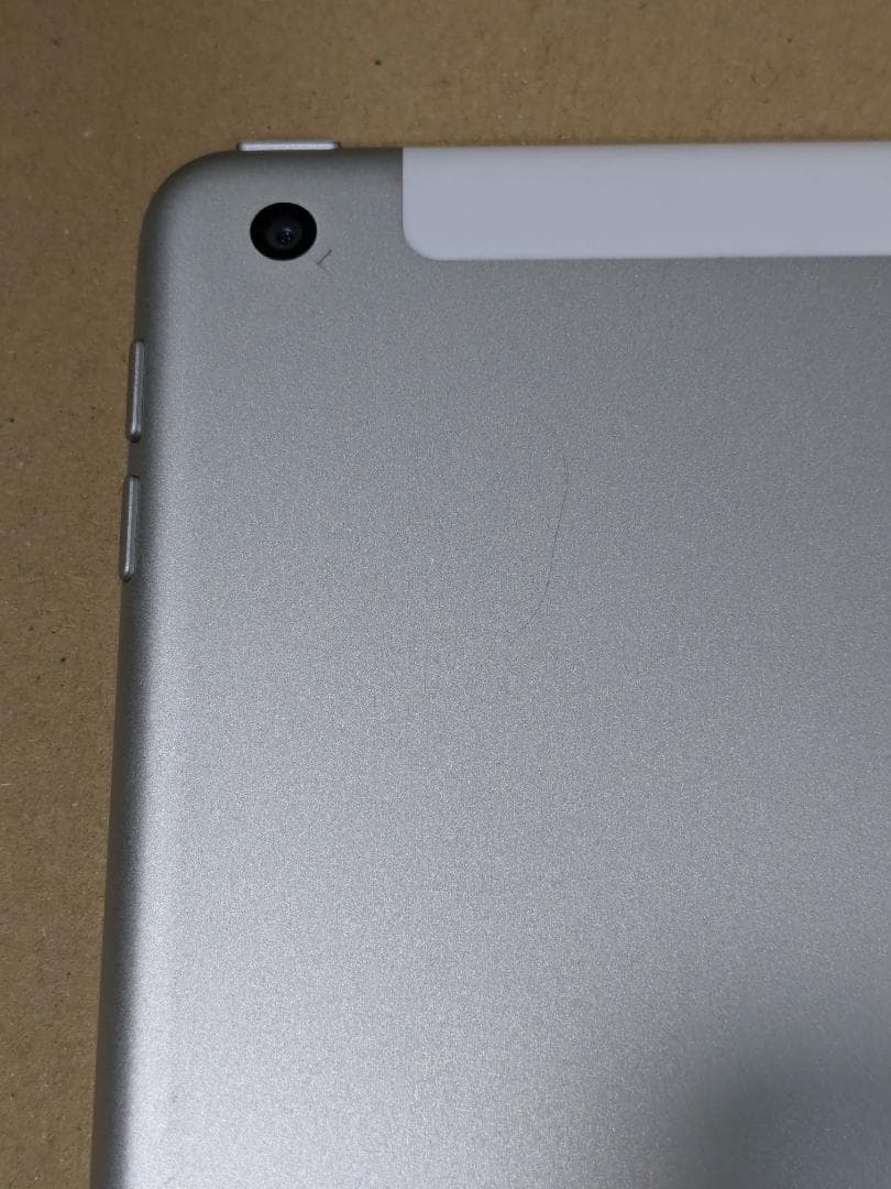 iPad 第8世代 32GB WI-fi+Cellularモデル シルバー