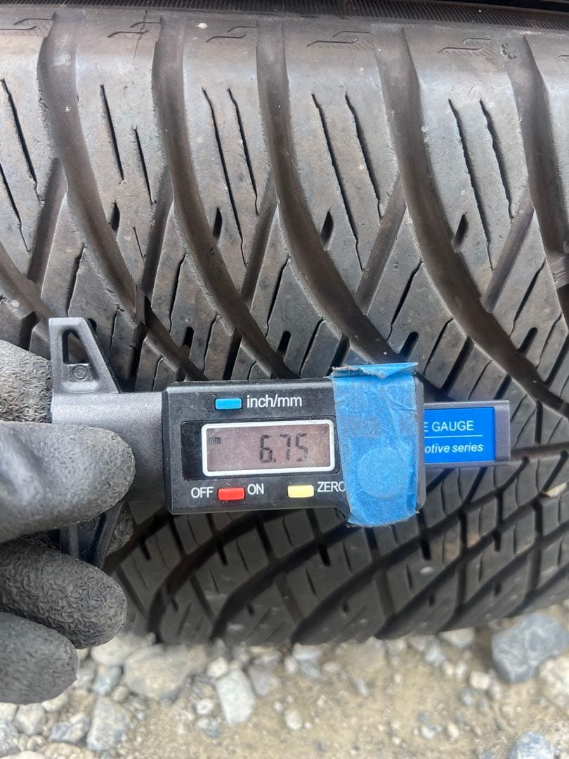 ヨコハマ　ブルーアース　4S aw21 215/60r17 24年製　バリ山