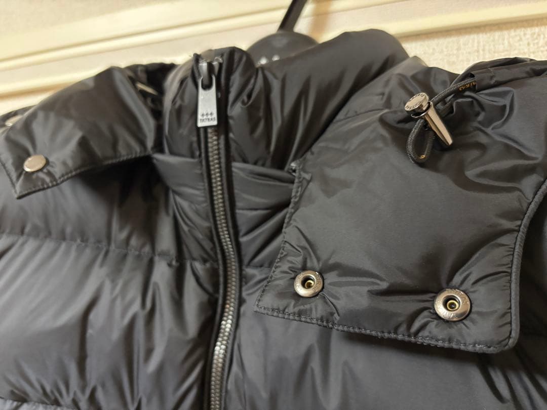 TATRAS ブラック ダウンベスト フード付き