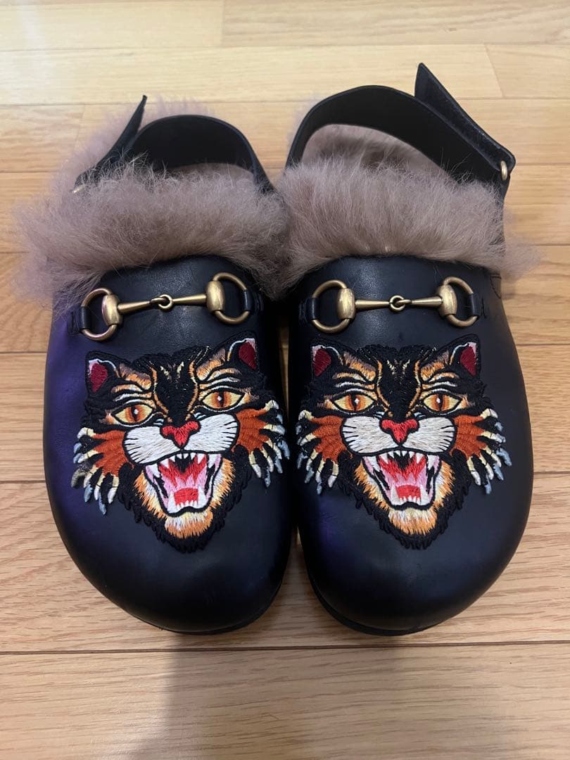 Gucci アングリーキャット ファー サンダル