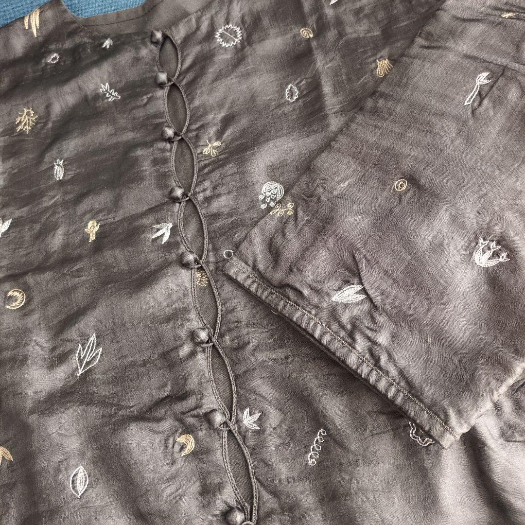 刺繍入りダークグレー長袖シャツ