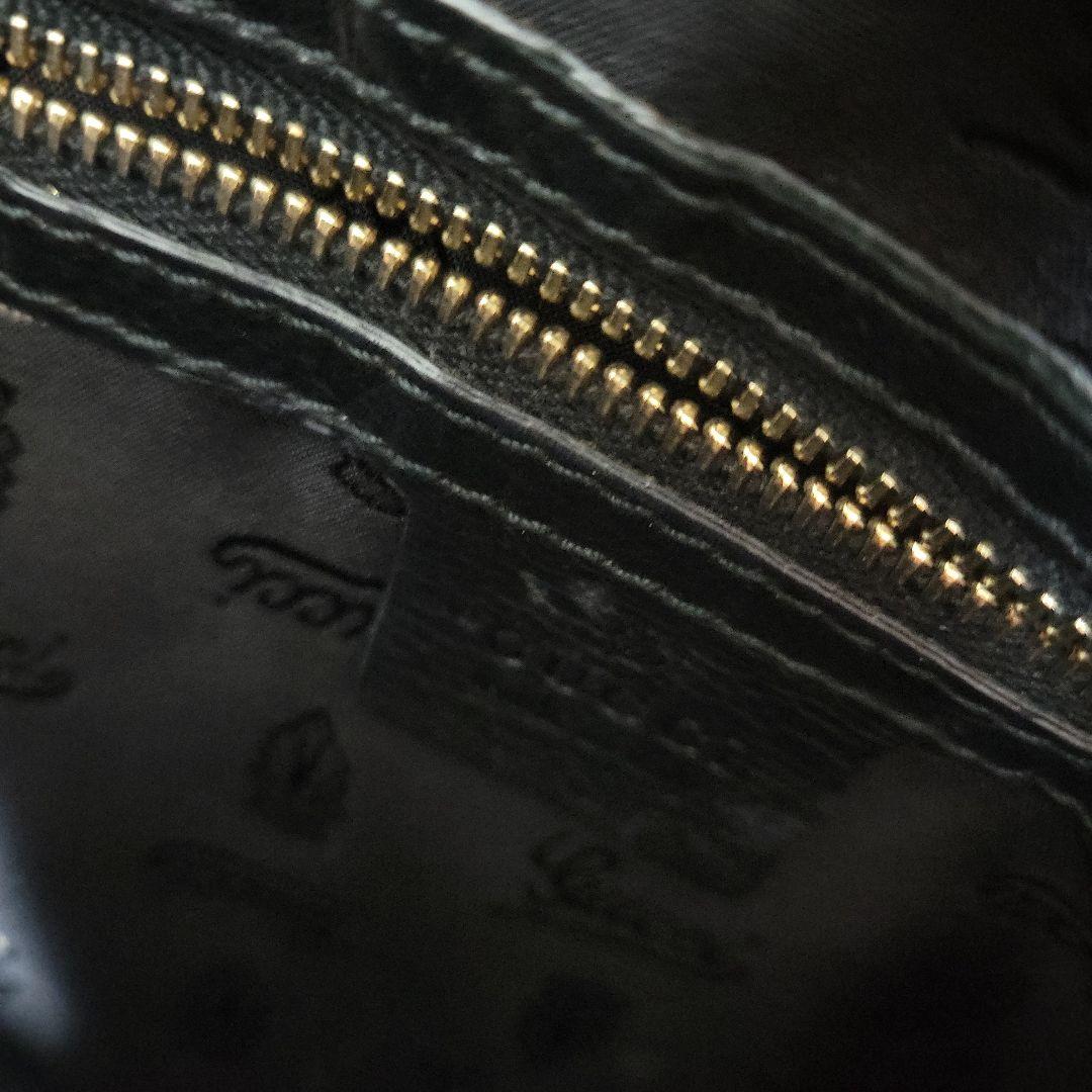 グッチ　大きめクラッチバッグ　黒エナメル