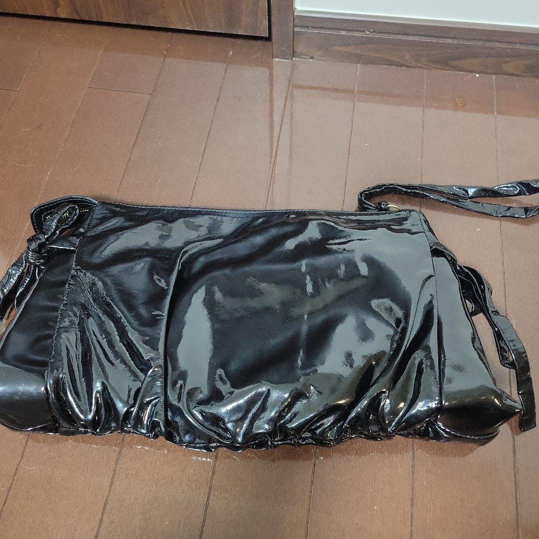 グッチ　大きめクラッチバッグ　黒エナメル