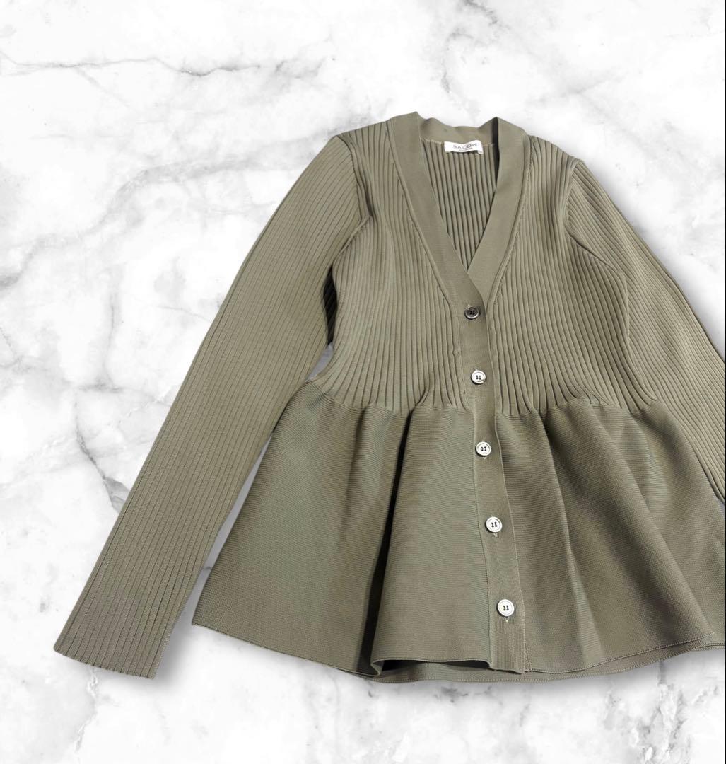 サロン アダムエロペ【WEB限定】Vネックペプラムカーディガン【洗える】グリーン