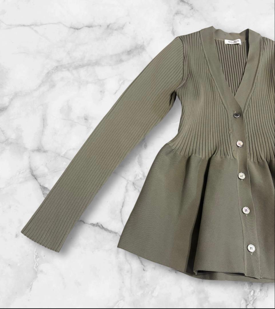 サロン アダムエロペ【WEB限定】Vネックペプラムカーディガン【洗える】グリーン