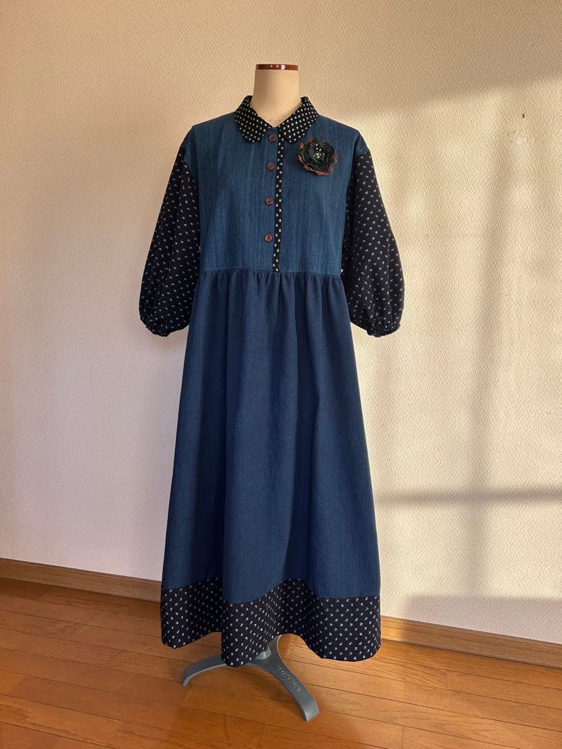 雪ん子絣と薄藍のロングワンピース ブローチ付き　着物リメイクワンピース