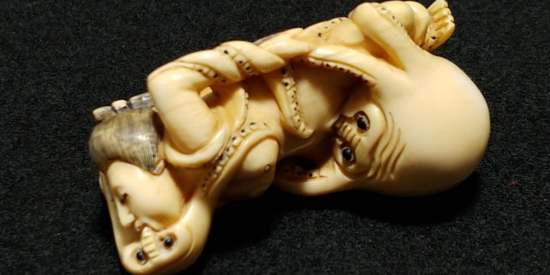 『蛸と海女』マンモス牙の彫刻 浮世絵師　葛飾北斎の「蛸と海女」の構図根付