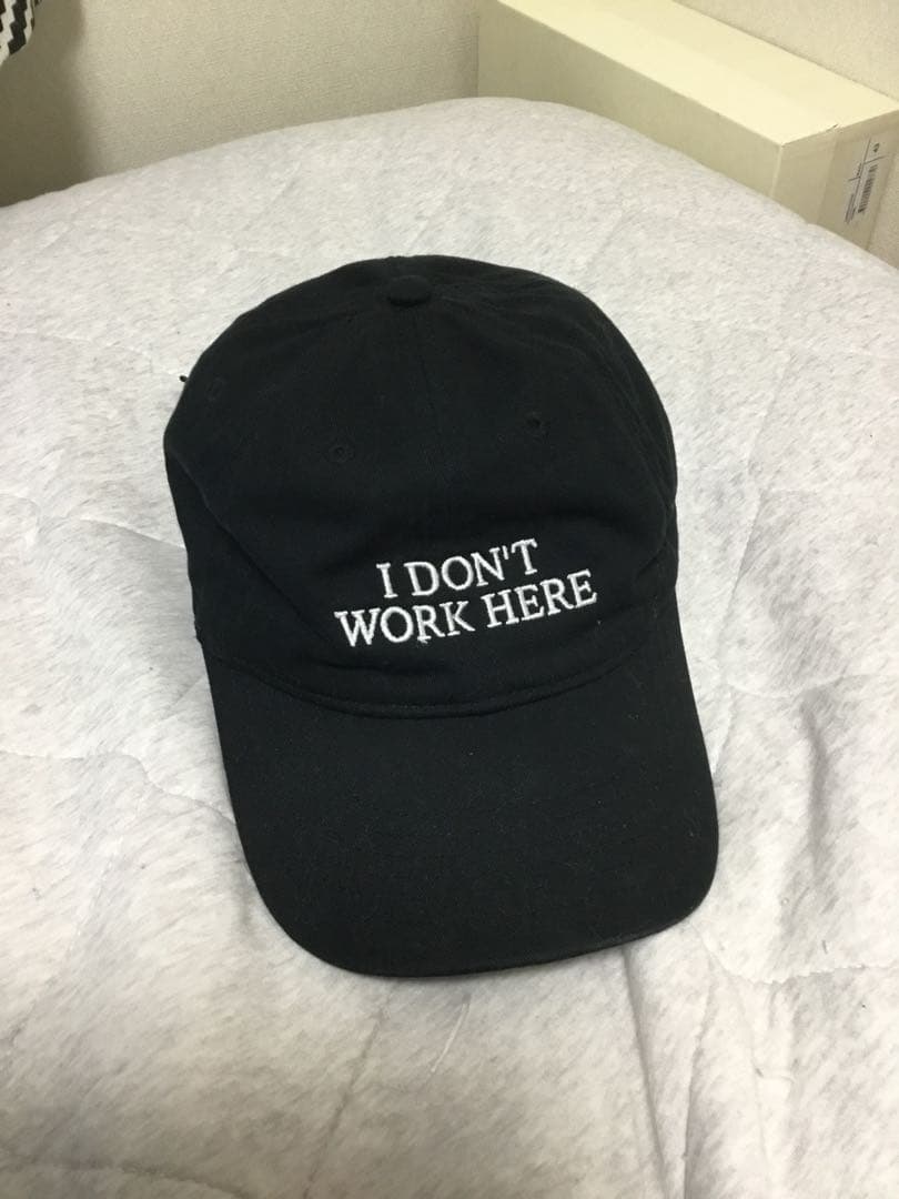 IDEA books I don’t work here キャップ