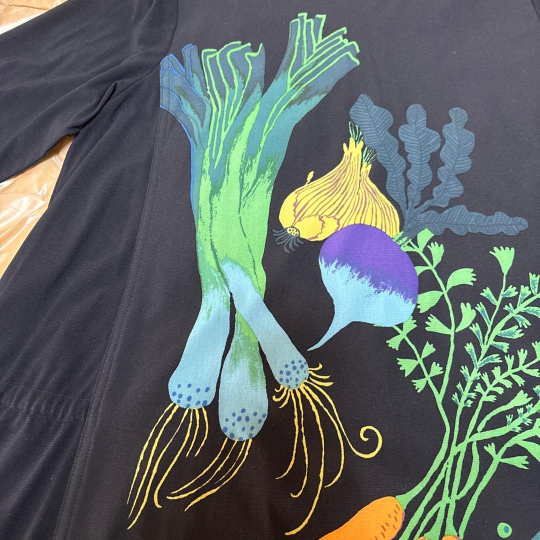 【美品】✨トクコプルミエヴォル✨黒地に野菜の柄で両脇の裾レースのチュニック❣️