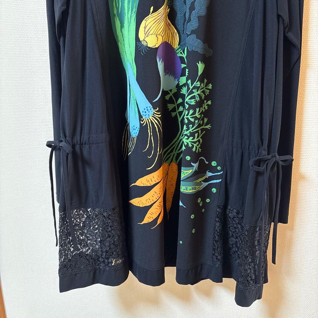 【美品】✨トクコプルミエヴォル✨黒地に野菜の柄で両脇の裾レースのチュニック❣️